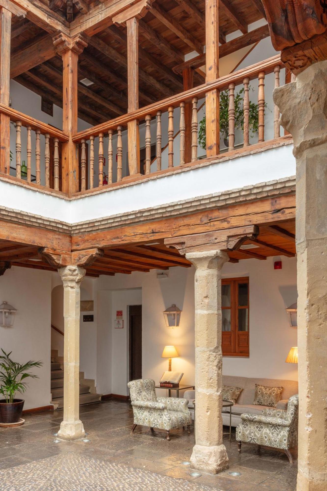 Hotel Puerta De La Luna Baeza Bagian luar foto
