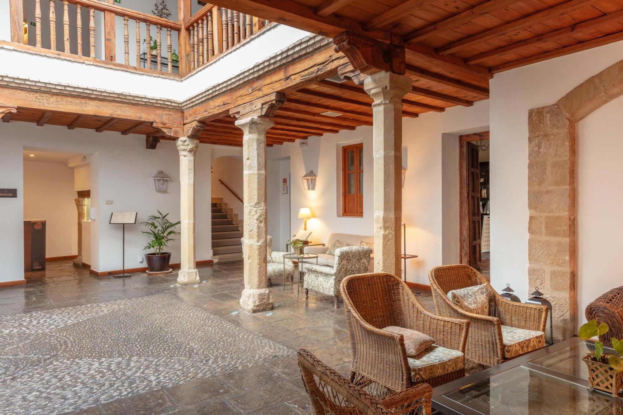 Hotel Puerta De La Luna Baeza Bagian luar foto