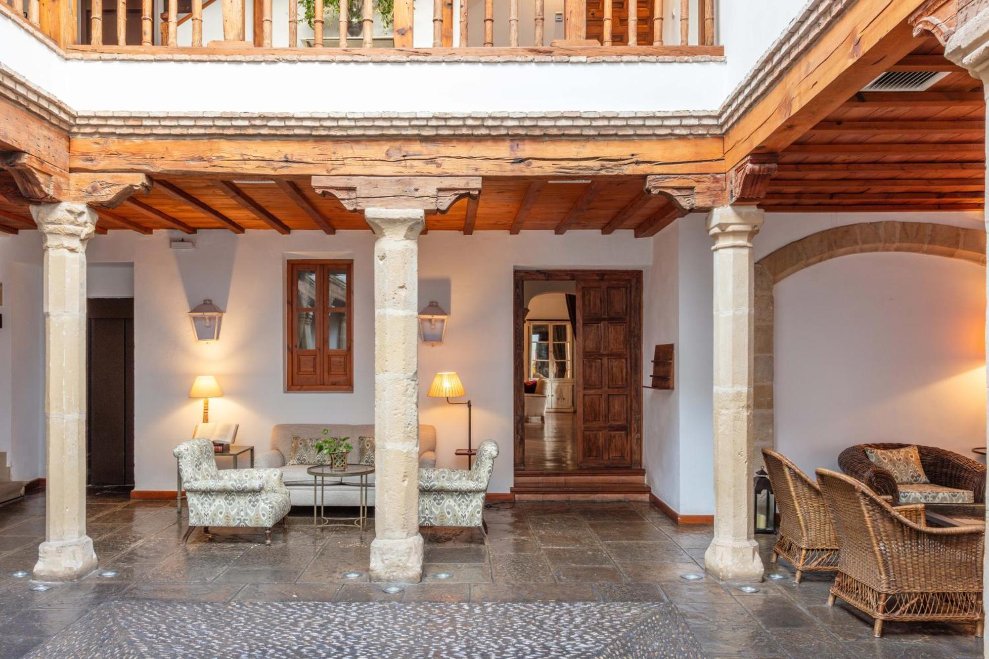 Hotel Puerta De La Luna Baeza Bagian luar foto