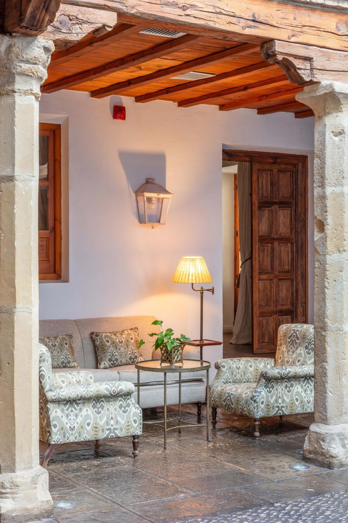 Hotel Puerta De La Luna Baeza Bagian luar foto