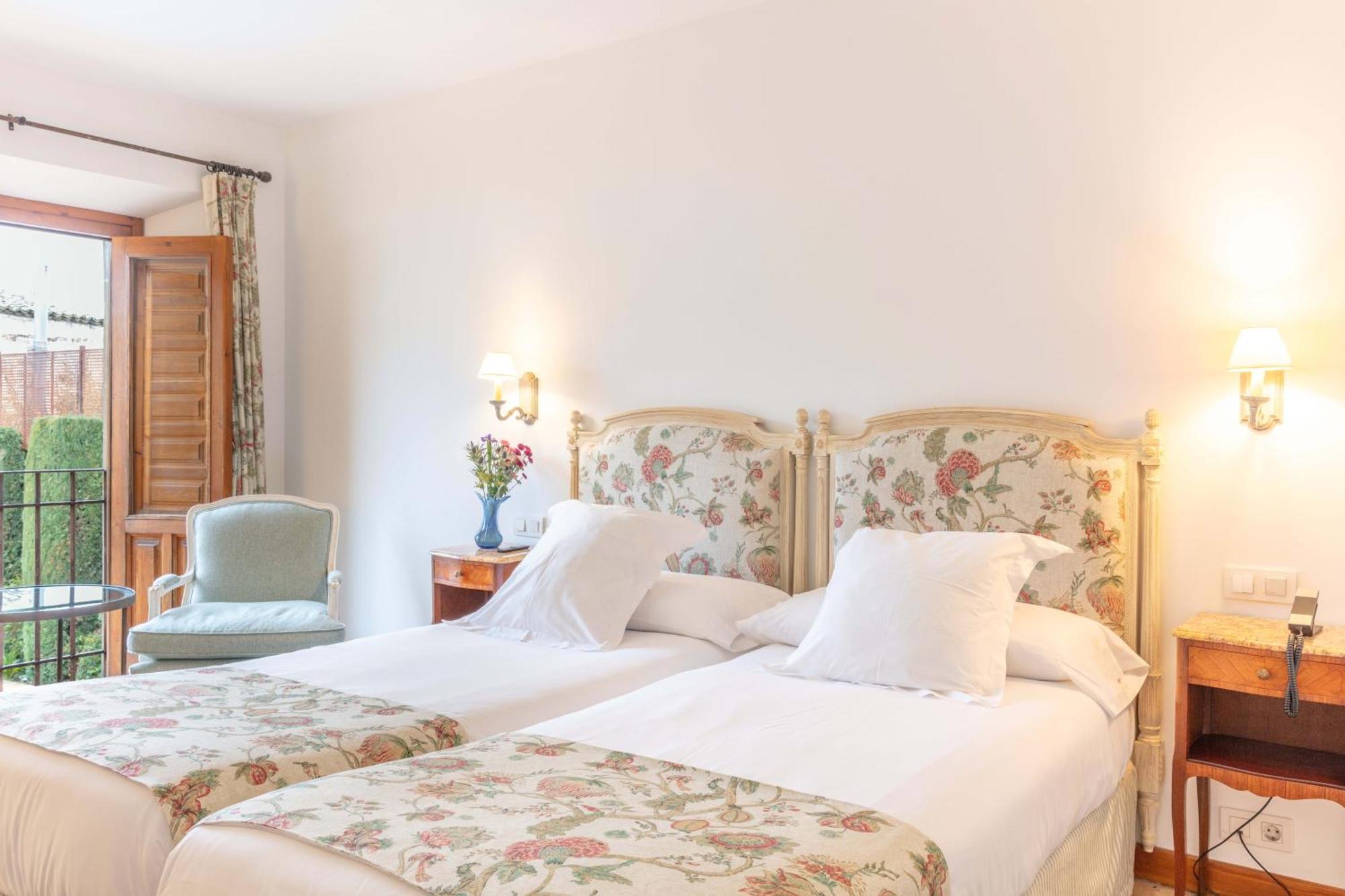 Hotel Puerta De La Luna Baeza Bagian luar foto