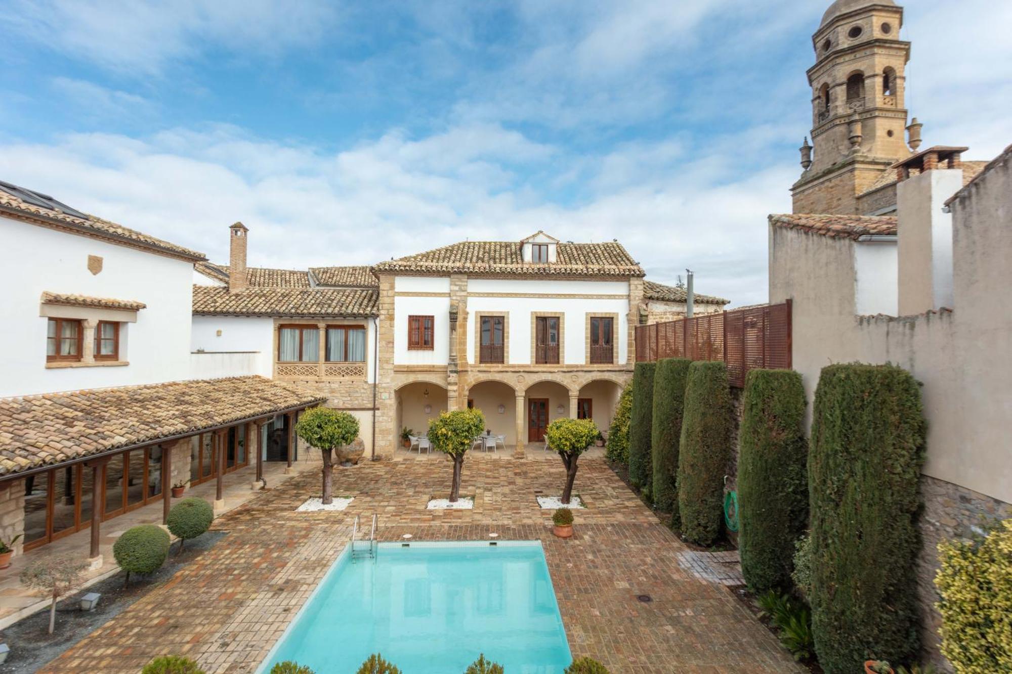 Hotel Puerta De La Luna Baeza Bagian luar foto